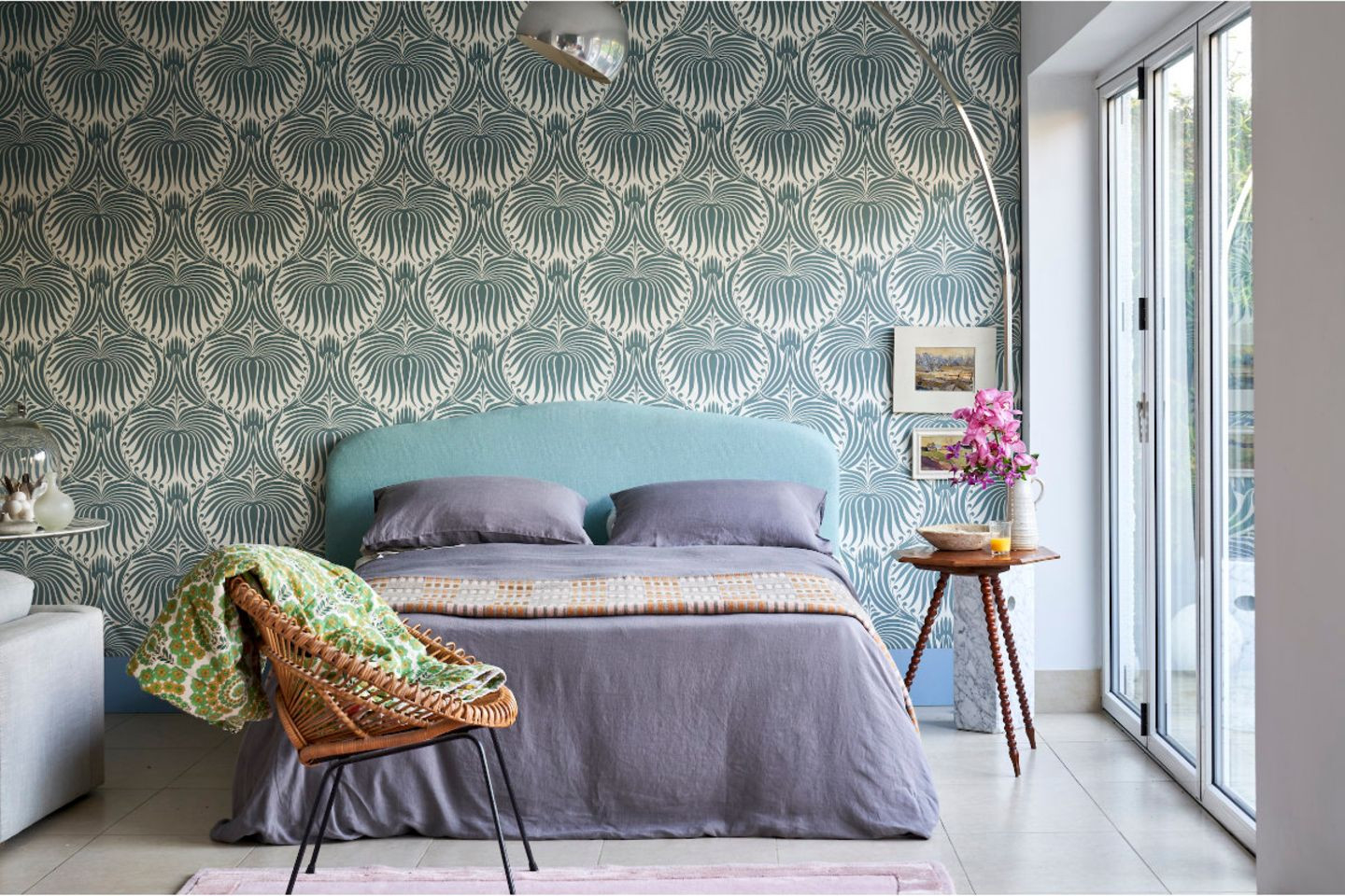 Ideen Für Die Wand Hinterm Bett: Tapete Von Farrow &amp; Ball pertaining to Gestaltungsideen Tapeten Schlafzimmer